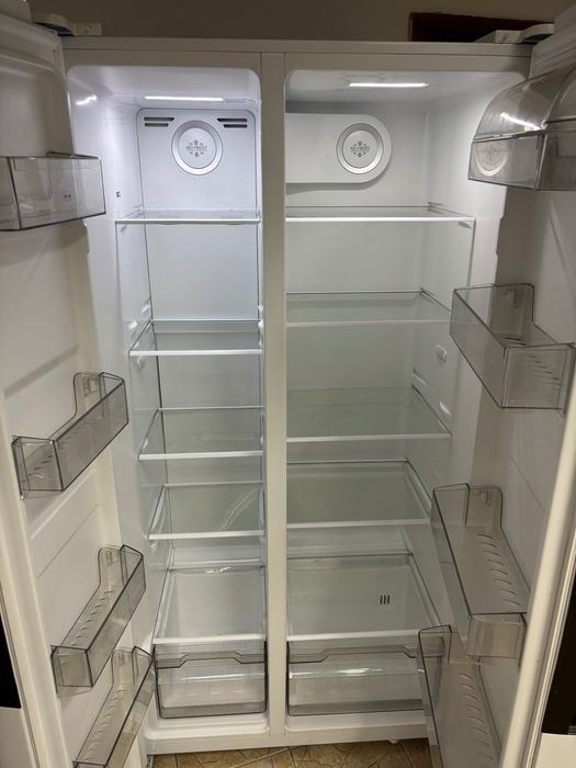 Просторен Side-by-Side No Frost хладилник