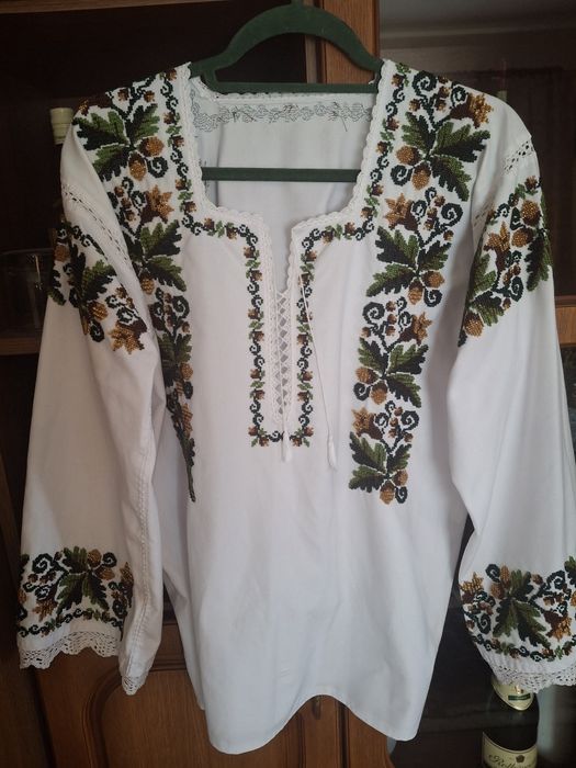 Vând cămașa național