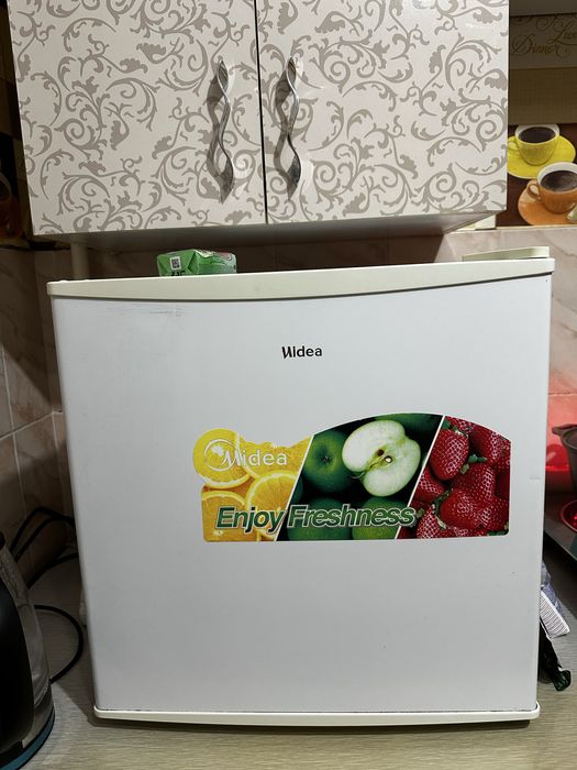 Холодильник маленький, работает отлично, в отличном состоянии