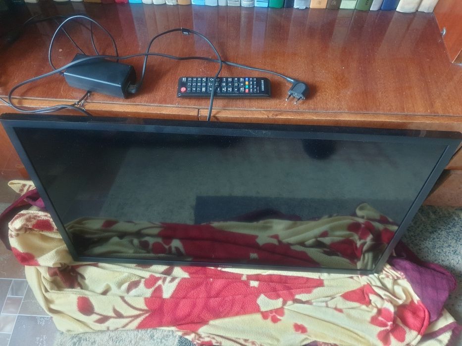 Продам телевизор Самсунг Смарт Tv  диагональ 82 см