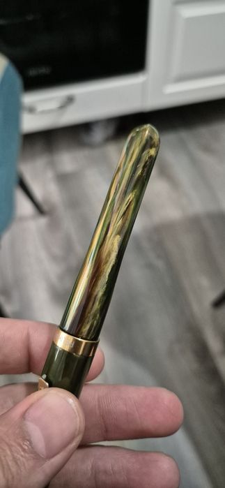 Rollerball stilou Pelikan  rar – rășină verde-marmorat, accesorii pla