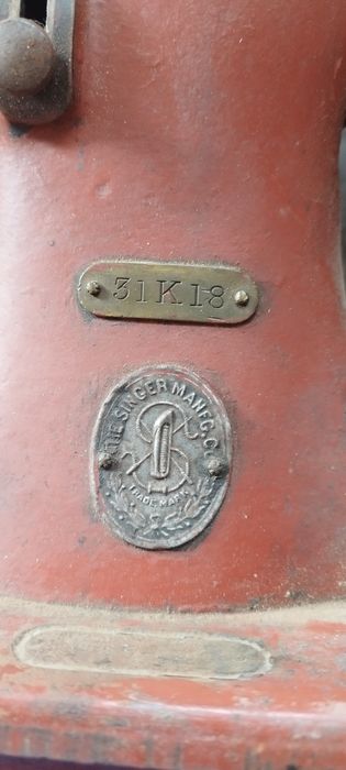 Mașină de cusut SINGER seria f