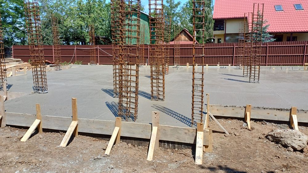 Costrucții case la rosu și la cheie