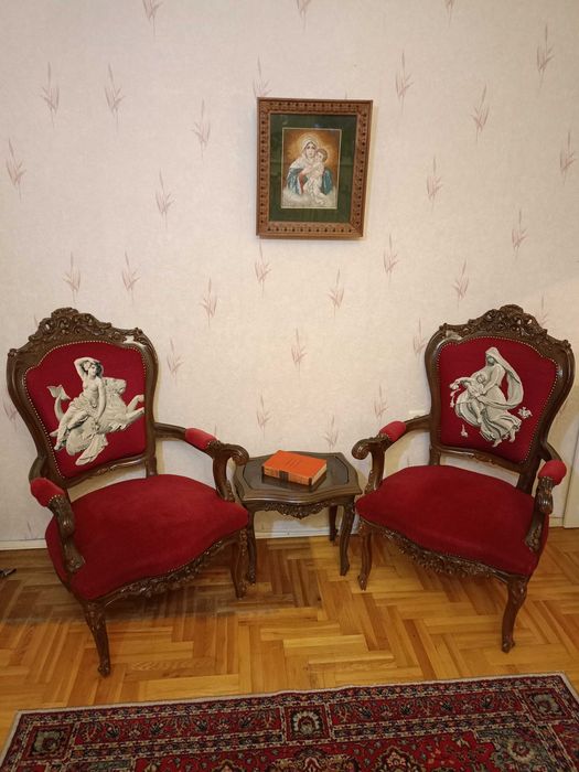 Кресла и масичка "Луи 16-ти" с ръчно бродирани вилерови гоблени.