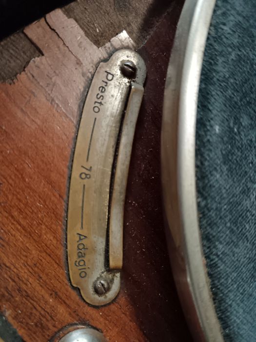 Винтидж колекционерски преносим грамофон