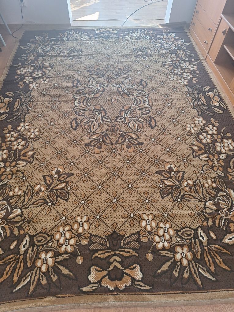 Covoare 2.40/3.40  150 lei buc