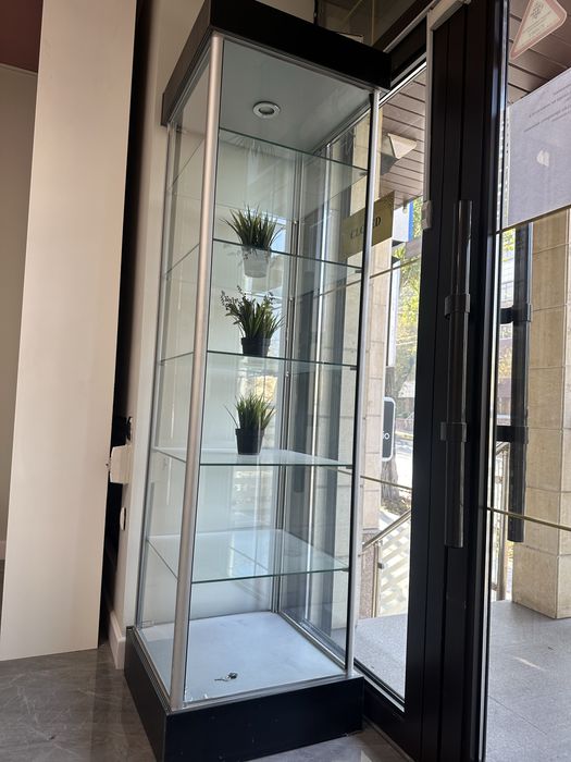 Стеклянная витрина для салона / магазина / ресепшн