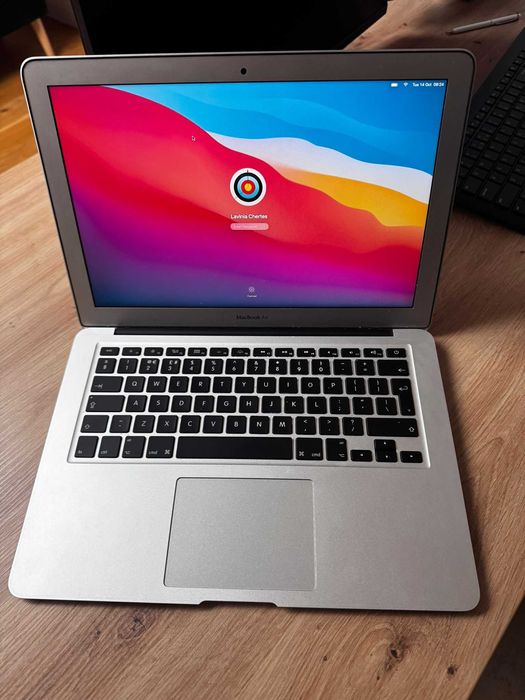 MacBook Air 13 inch (2017) – i5 1.8 GHz, 8GB RAM, stare excelenta