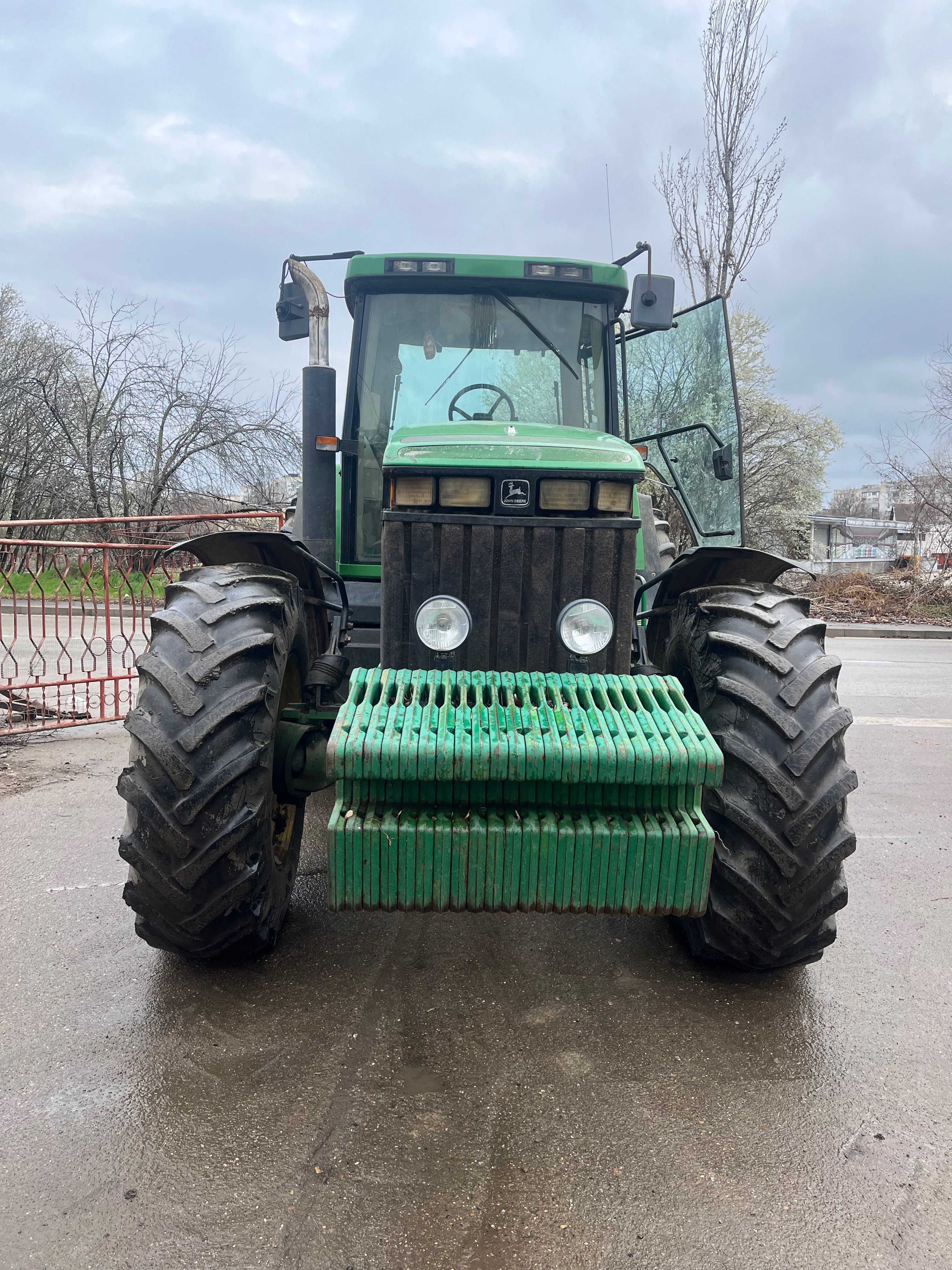 Трактор John Deere 8300