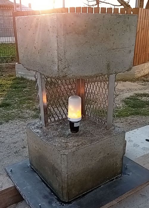 Stâlp decorativ iluminat cu efect „flacără”