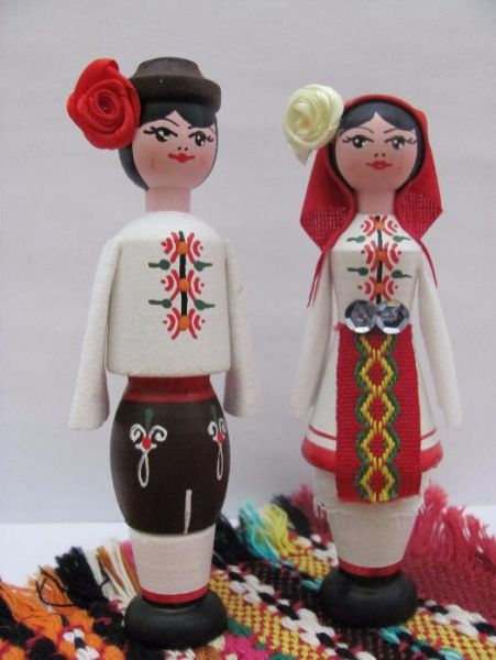 Традиционни сувенири от дърво ,,Кукла -мускал" с розова есенция