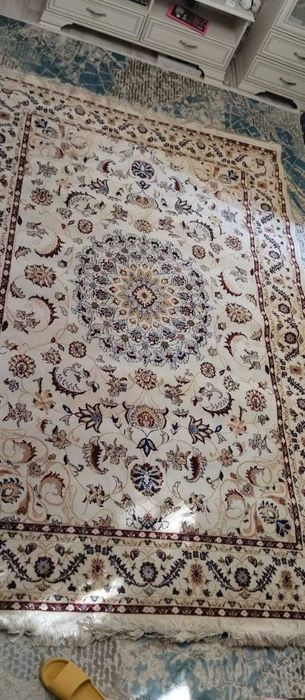 Продам 1 большой ковер для зала и 2 прикроватных