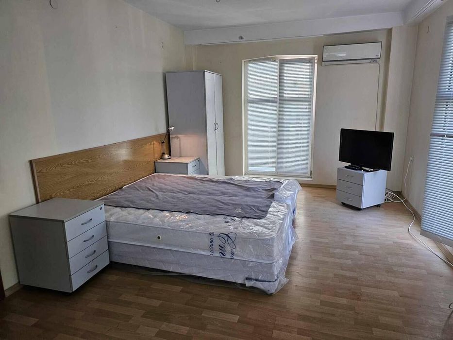 Дава се под наем Едностаен апартамент в Бургас, Център - 25 кв.м за 306 € - Снимка #1