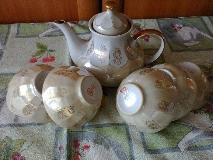 Продам набор чайный с 6 пиалами и чайник, новый, за  5000тг