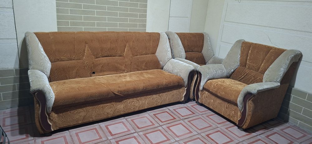 Диван и кресло в комнате