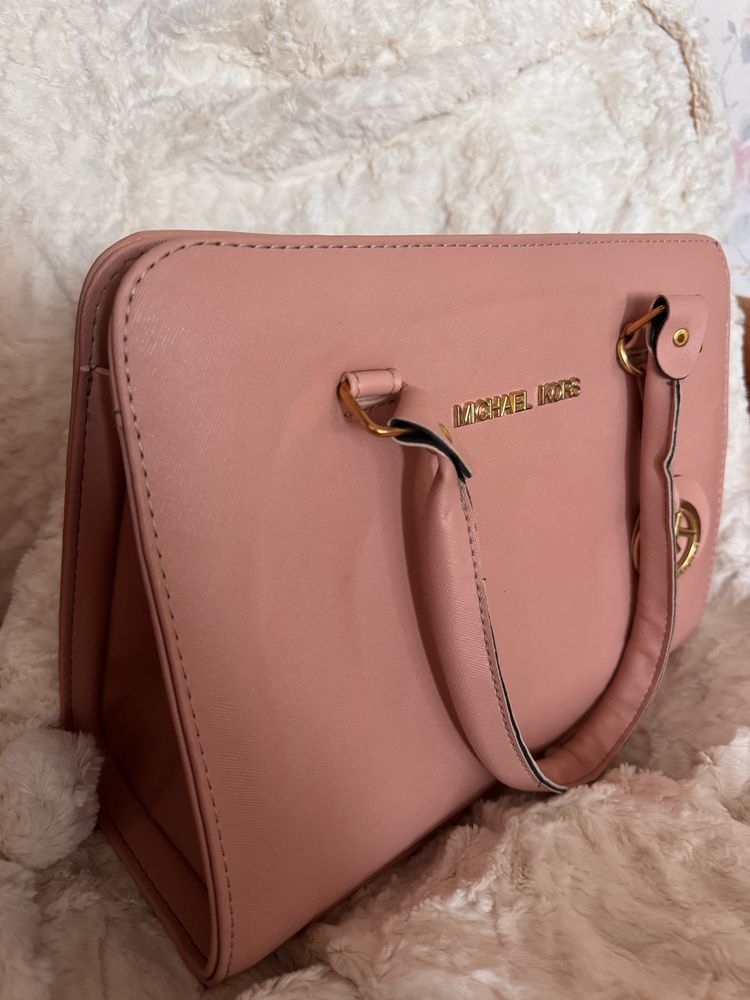Чанти на Michael Kors