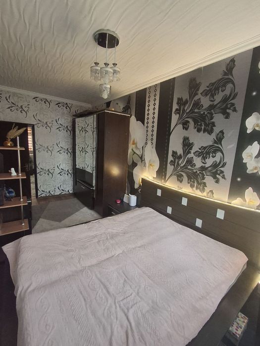 Продаю свою  2/4/4переделаную в 3х учтепа 21квартал стоянка возле дома