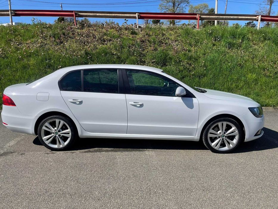 Vând Skoda Superb II