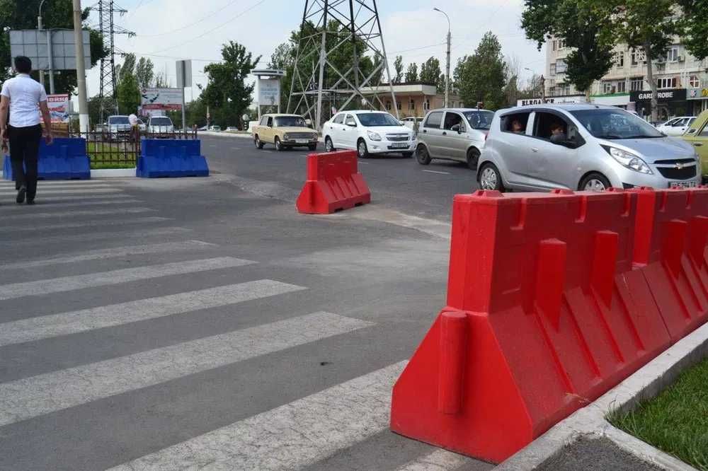 Пластмассовый дорожный бордюр  160х80х50 см