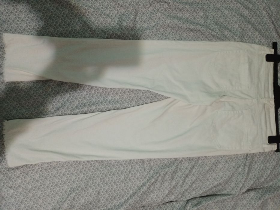 Vând pantaloni albi