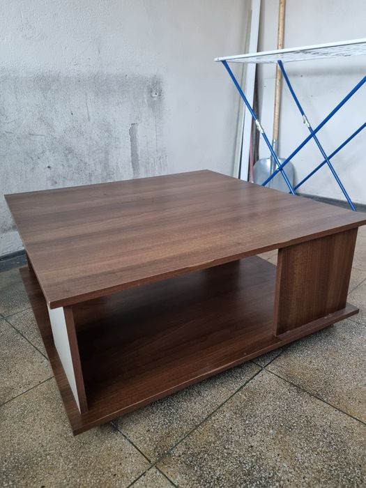 Masă de cafea maro pentru living cu role, stare excelentă