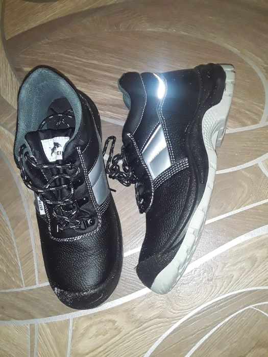 Продам мужские ботинки