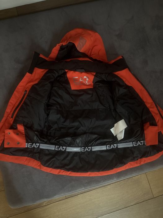 Оригинални якета на Emporio Armani и Moncler за 8-9 годишни.