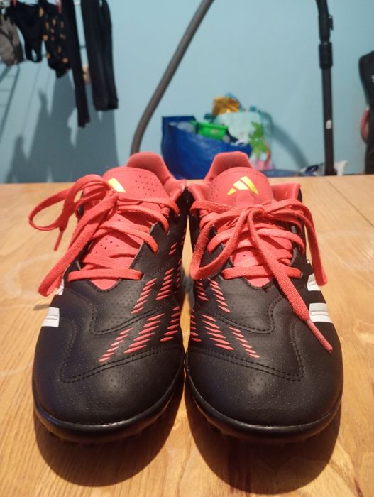 Футболни обувки стоножки Adidas Predator