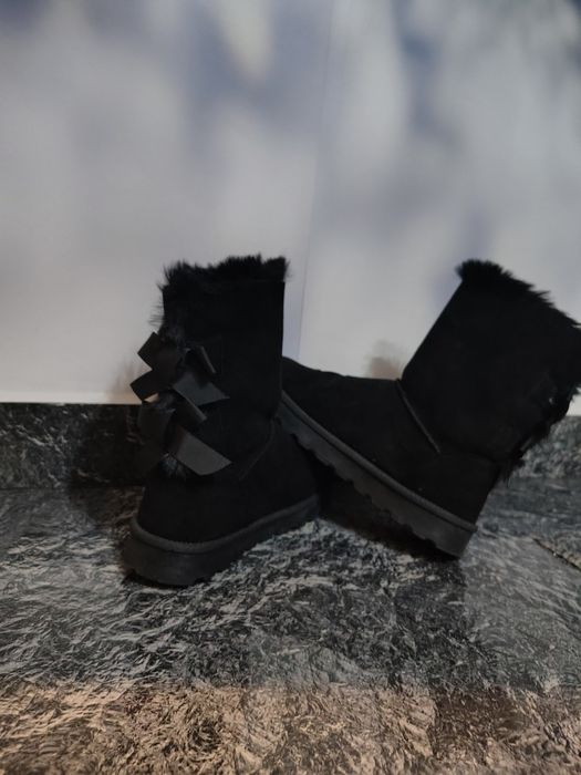 Vând UGG uri negre cu fundițe