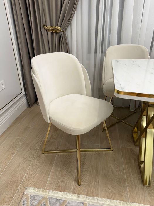 Продается стол со 6 стульями.