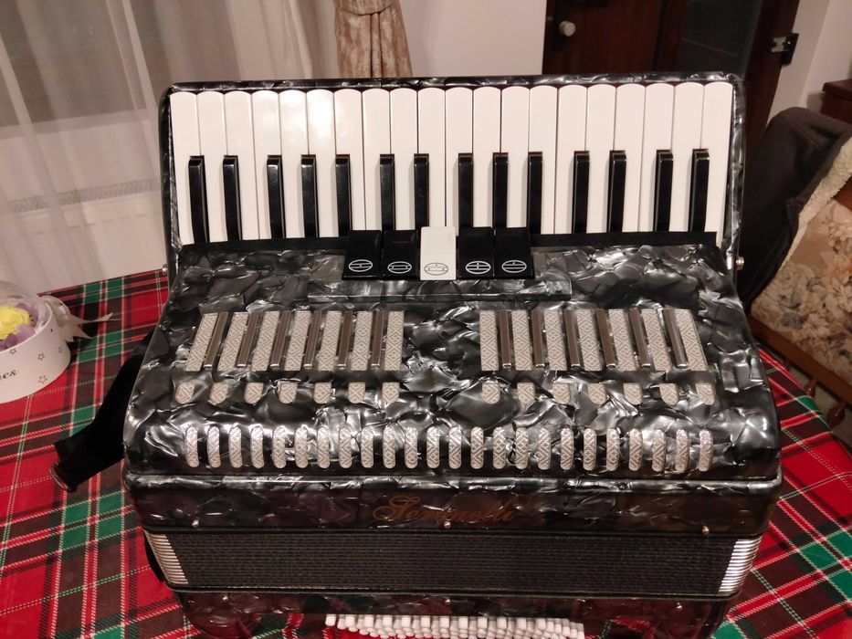 Vând acordeon italian marca Serenelli cu 72 de bași.