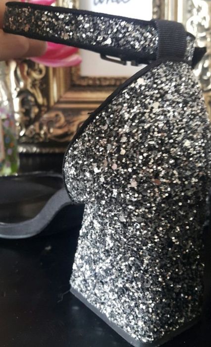 Нови сандали Calvin Klein, Levi's и Bershka