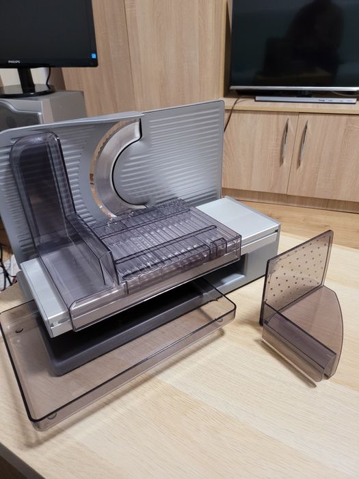 Feliator de pâine și mezeluri.