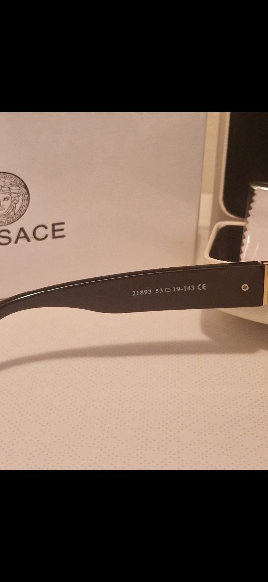 Ochelari de soare Versace 
LETILA MOV
Cu toc 170 lei fără 120 lei 
Pt