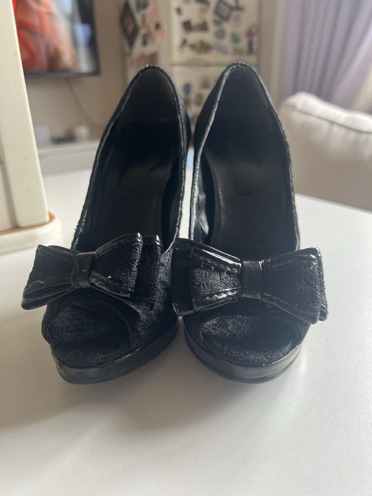 Обувки на високи токчета Guess, Armani и Motivi