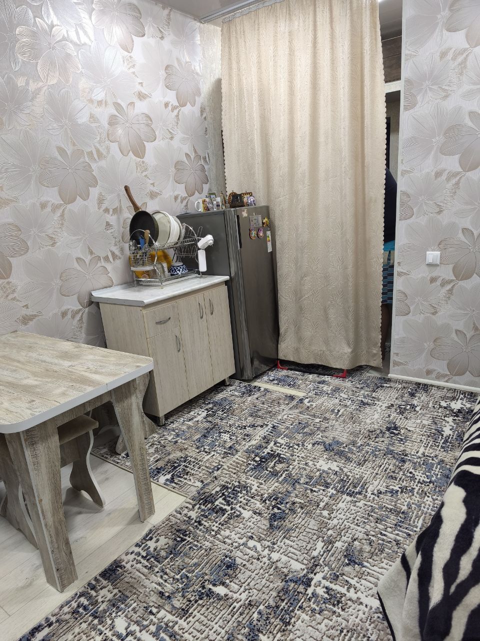 Продаю 1 ком квартиру. Сергели. В бывшем общежитии с ремонтом, обстано