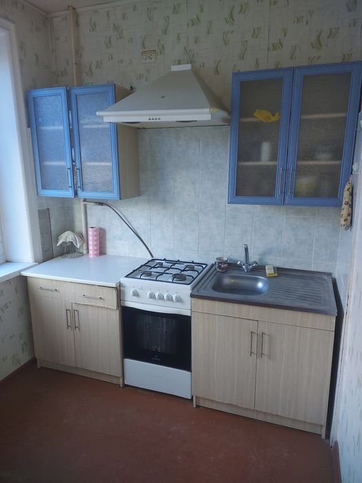 Толстой 12 3хонали 4 этаж урта падезд срочна  такалган нархи