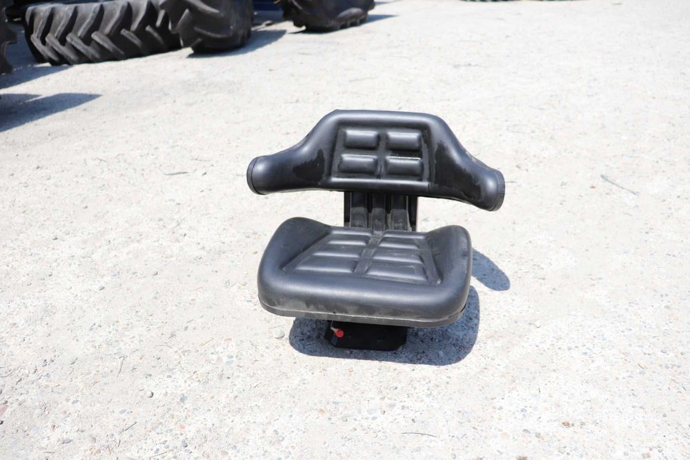 Scaun Universal cu triplu reglaj si amortizor pentru Tractor Livrare