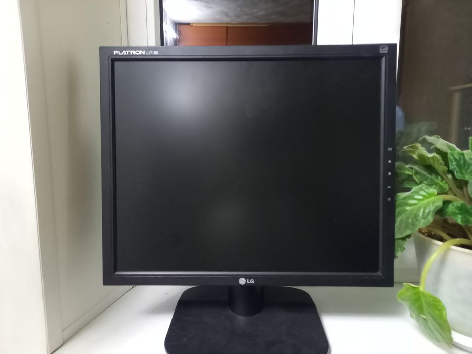 Монитор LG Flatron L1718s