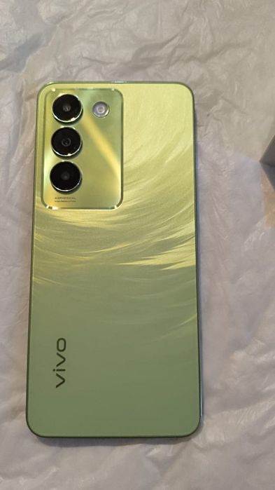 Vivo Y100 8 Гб/256 Гб зелёный (хамелеон)