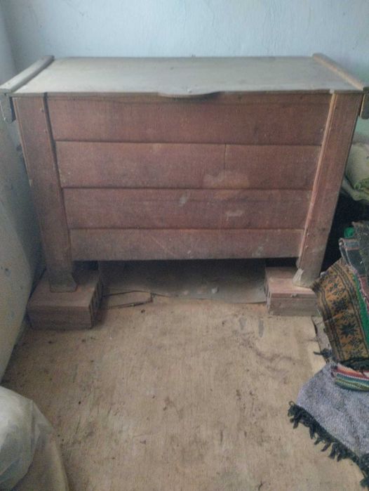 Стари дървени скринове