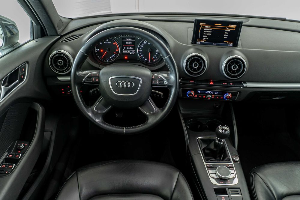 Audi A3 8V S-Line * 1.6 TDI 105 cp * Piele * Senzori parcare * Xenon