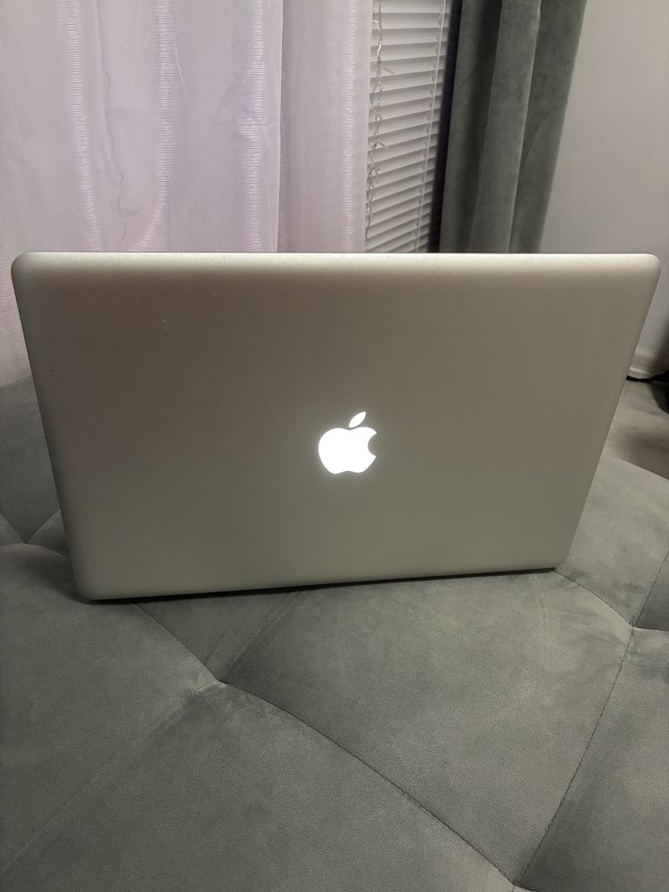 Apple MacBook Pro, intel i7, Samsung evo SSD, 8GB Ram