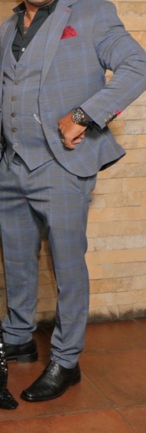 Vînd costum slim-fit M