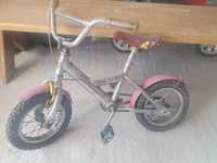 Малко детско колело подходящо за момиче и момче със сменени гуми.