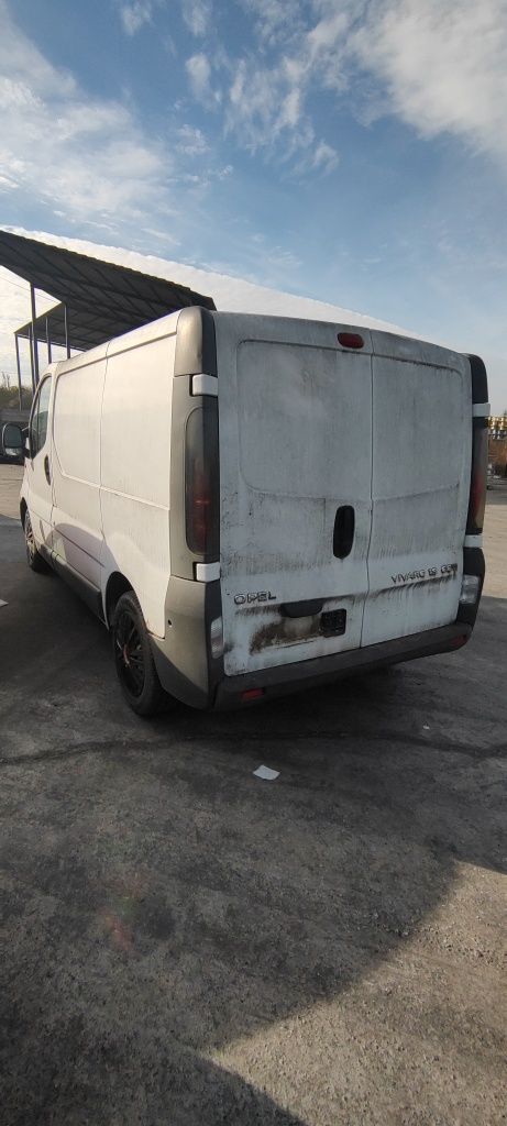 Dezmembrez Opel Vivaro