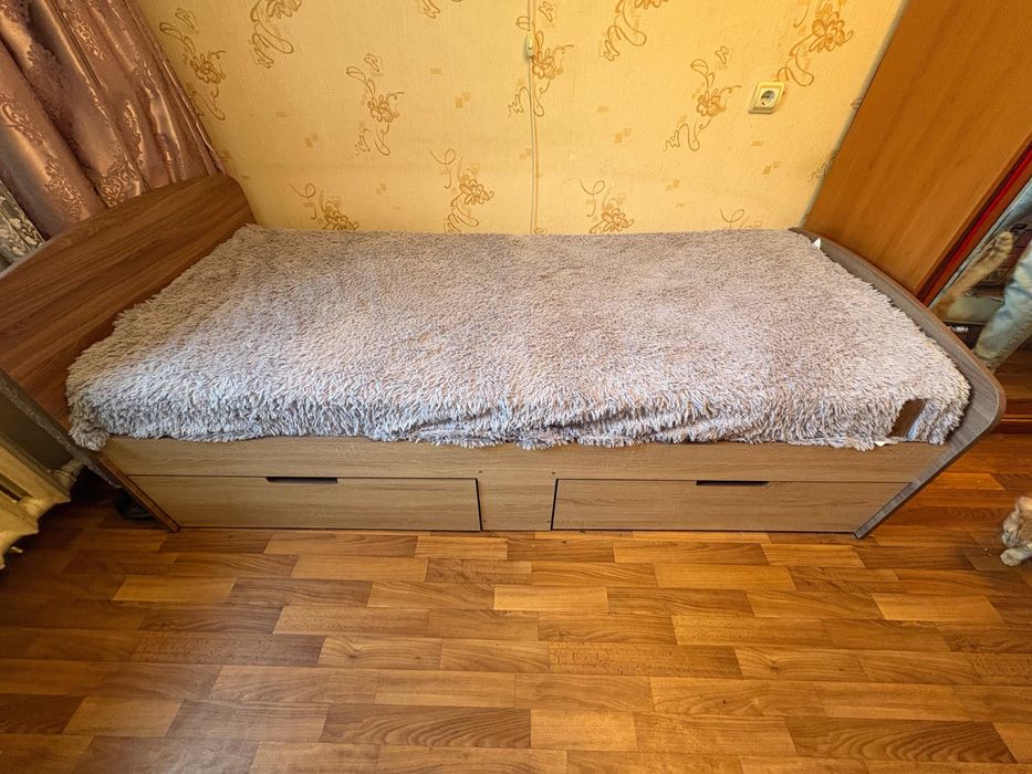 Продам кровать полуторку
