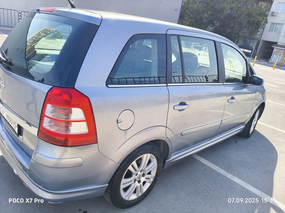 Продавам Opel Zafira B, 1,6, фабрични бензин-метан, м. 10.2008 г.,.