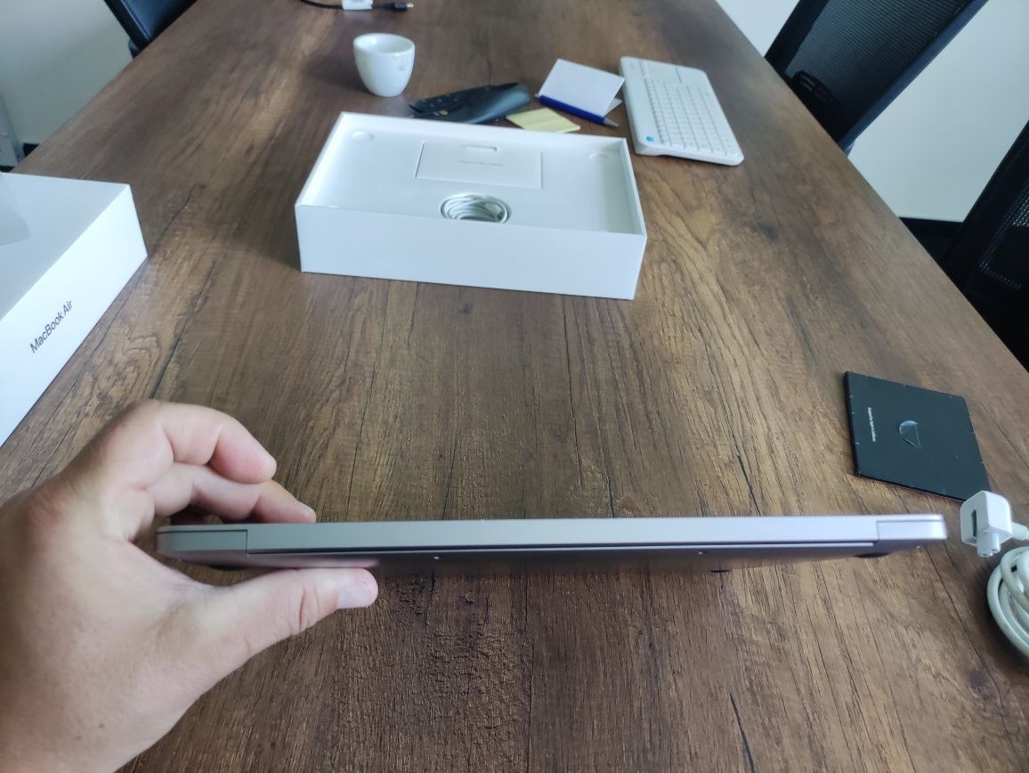 Apple MacBook Air i5 (2020) Retina 256GB 8GB RAM + Apple Magic Mouse 2