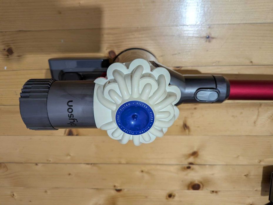 Добра и почистена Dyson V6 прахосмукачка с нова батерия и аксесоари